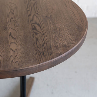 天板の縁には彫を施しています