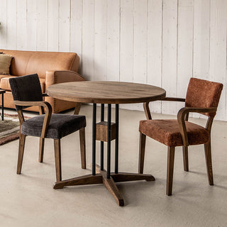 異素材を組み合わせることで、重厚感のあるヴィンテージライクな風合いを演出。