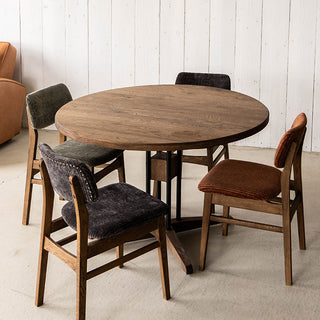 照明や自然光の下では、商品の色味や質感が異なって見えることがあります。