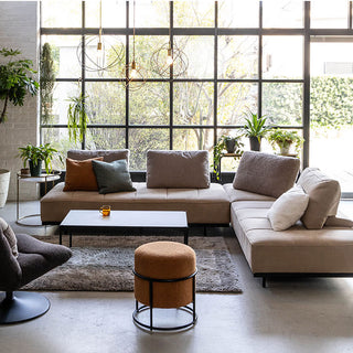 空間を引き締めつつ、無機質な印象を和らげ、柔らかさを演出します。