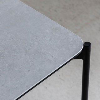 天板の四角は角を取り丸みを持たせて仕上げています。