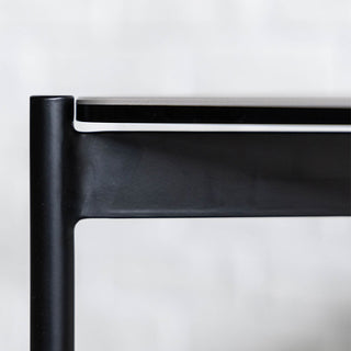 ブラックスチールを組み合わせたシンプルなデザイン。