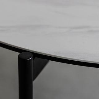 円柱形のスチールとの組み合わせがデザインのアクセントに。