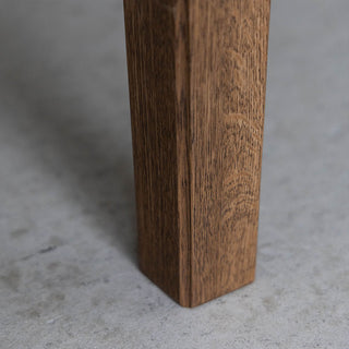 スリムな脚のデザインは、圧迫感を軽減してくれます。