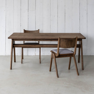 天板下には棚があり、収納棚としても使えて便利◎