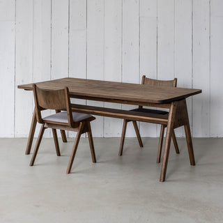 目を引く特徴的な脚のデザインが魅力。