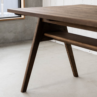 照明や自然光の下では、商品の色味や質感が異なって見えることがあります。