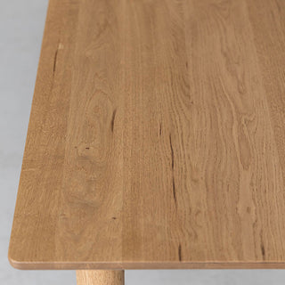 木の質感を感じて頂ける、オイル塗装を施しています。