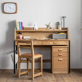 オーク材の表情を活かしたシンプルなシリーズ