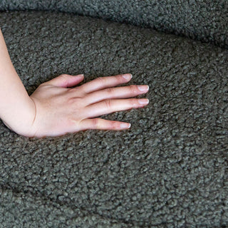 立体感のあるモコモコ素材は、柔らかく心地よい肌触りです。