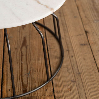 個性的な脚のデザインが独特の存在感を放ちます。