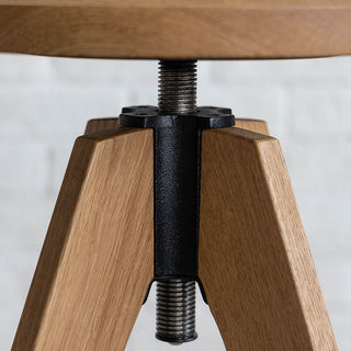 座面を回転させると昇降します。