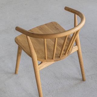 背もたれとアーム(肘掛け)一体型のデザイン