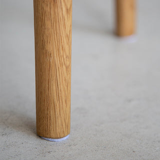 床の傷を防ぐ保護フェルト付き。