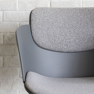 程よくしなるPP樹脂と、背中と座面のクッションで優しく包み込む座り心地