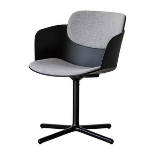 しなやかな曲線のフォルムが魅力的なチェア