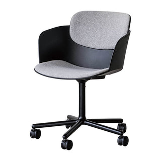 しなやかな曲線のフォルムが魅力的なチェア