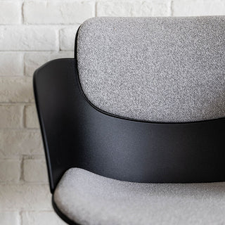 程よくしなるPP樹脂と、背中と座面のクッションで優しく包み込む座り心地