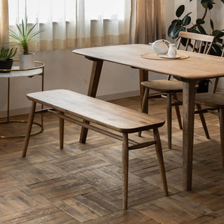 木のぬくもりを存分に感じられるベンチ