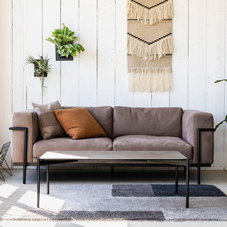 重厚感のあるクッション、すっきりとしたスチールフレームのバランスが絶妙。