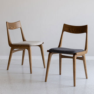 滑らかな曲線の背もたれとファブリックの座面が心地良いホールド感を生み出します。