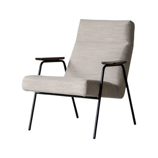 ファブリックの柔らかな印象とスチールフレームのシャープな対比が特徴的なソファ。