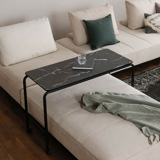 汚れや傷に強く、耐水性があるため飲み物をこぼしても簡単に拭き取ることができます。