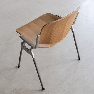 座面と背面の曲線が身体にフィットし、長時間座っていても快適に過ごせます。