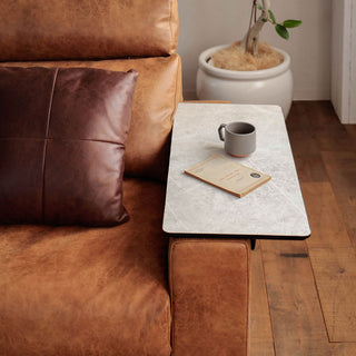 スマホや本、マグカップなどちょっとしたものを置くのに便利なアイテムです。