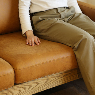 座面の内寸は幅136cm、奥行53cm。