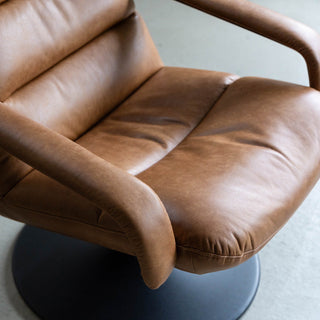 広めの座面でゆったりとくつろげる座り心地が特徴。