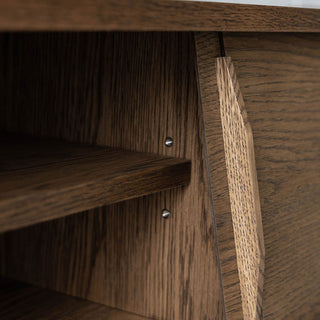 左扉の可動棚でお好みの高さに調整できます。