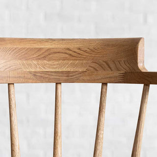 丸みのある背もたれが程よく体を支えてくれるのでリラックス感を味わえます。