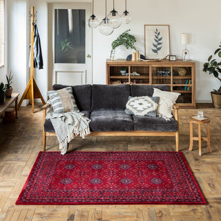 トライバルラグをモチーフにした深紅カラーが印象的なラグ。