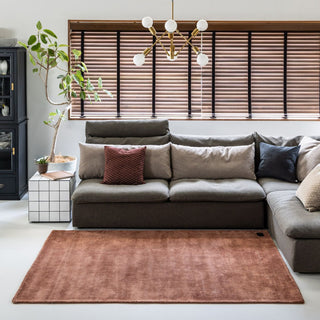 ベース部分に⽤いられたコットン素材が⼩慣れた表情を醸し出します。