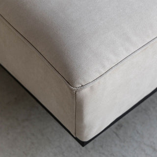 表面が起毛したスエード調の滑らかな肌触りの生地です。