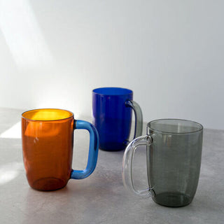 クリアなカラーグラスのコンビネーションが空間を彩ります。