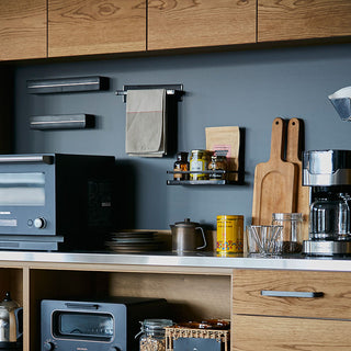 ガルバリウム鋼板の壁面には、マグネット収納が便利。