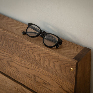 ヘッド上部はちょっとした小物が置けるスペースになっています。