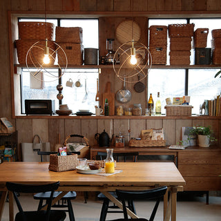 スチールワイヤーで形づくられた球状の輪郭が柔らかい陰 影を落とします。