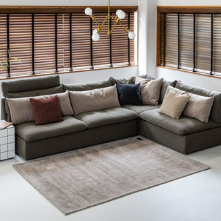 無地でありながら絶妙な存在感で、インテリアの主役を家具などに向けたいコーディネートにも。