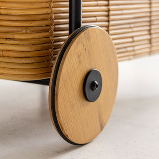 木製のキャスターがアクセントとなり、インテリアに遊び心をプラスします。
