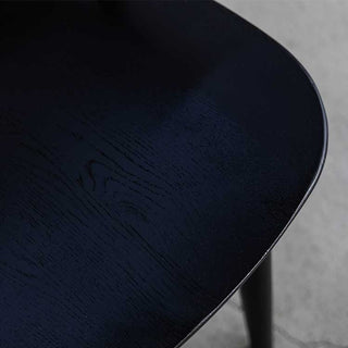 オークの無垢材を使用しているので、木本来の表情や経年変化を感じられます。