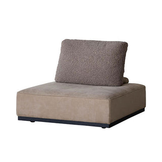 ソファと異なるカラーの背クッションを合わせてもOK。