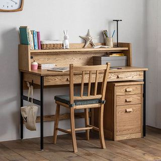 アンティークチェアをモチーフにしたコンパクトで可愛いチェアです。