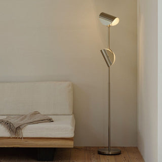 光源を包み込むようなオムレット型のスチールセード。