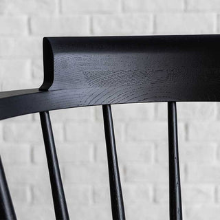 丸みのある背もたれが程よく体を支えてくれるのでリラックス感を味わえます。