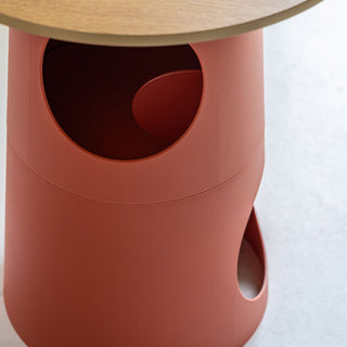 飼い主の側で愛猫が遊ぶ、隠れる、リラックスする等、ネコの好奇心を満たしつつ、快適に過ごせるように企画しました。