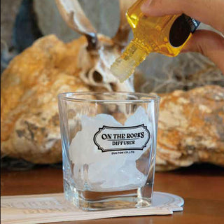 氷に見立てた付属の天然石に、ウイスキーを注ぐように数滴オイルを垂らします。