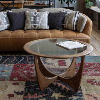 ミッドセンチュリー期の雰囲気漂う、ガラステーブル。